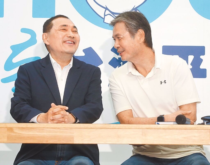 国民党2024参选人侯友宜（左）邀“国安会”前秘书长金溥聪（右）担任竞办执行长，两人在记者会上有说有笑。