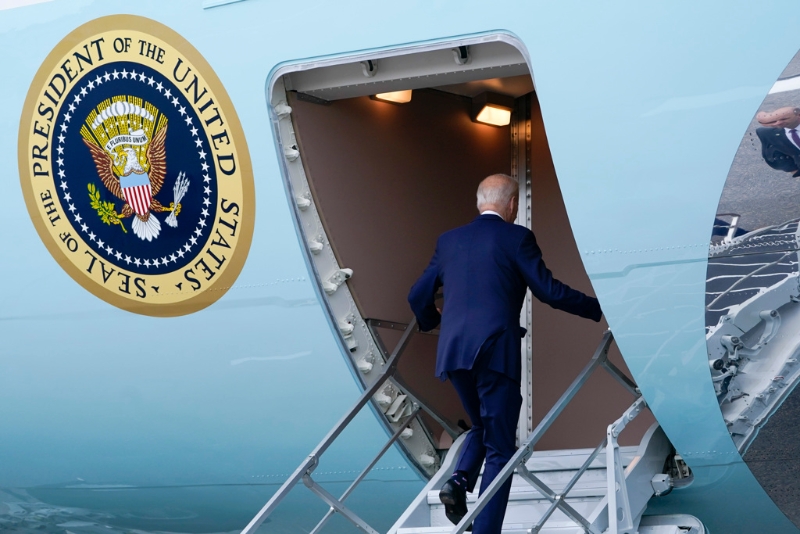 美国总统拜登13日于芬兰赫尔辛基机场搭乘空军一号启程返美，登机途中差点又绊倒