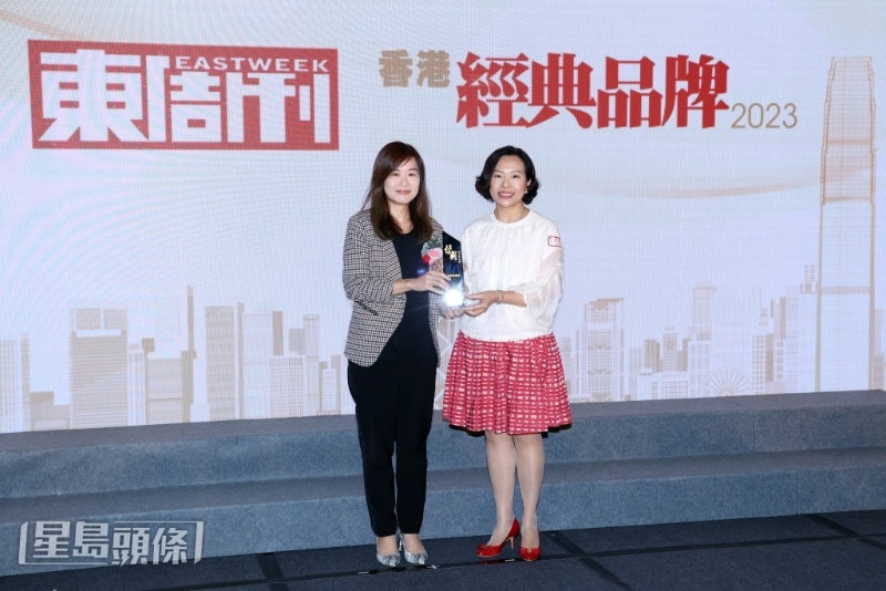 新鸿基地产获颁“殿堂级品牌”大奖，由公司传讯高级经理何苑君（左）代表领奖。
