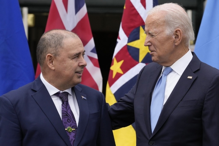拜登正式与库克群岛和纽埃建交，与库克总理布朗言谈甚欢。