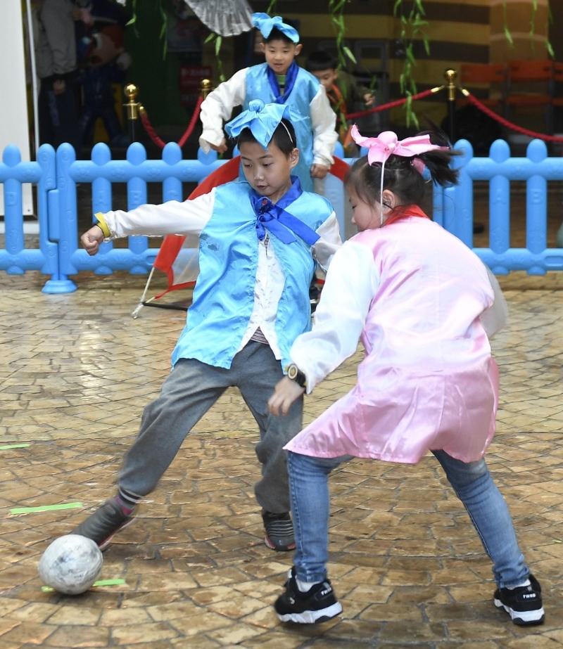 游客可体验穿著古代服装进行蹴鞠游戏