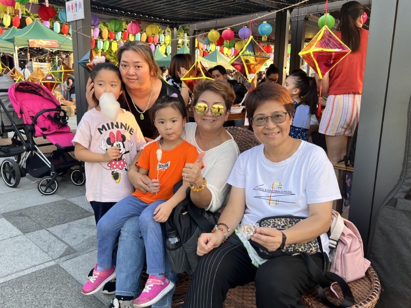 林女士（右二）与家人到市集，并称希望碰碰运气见保安局局长邓炳强。