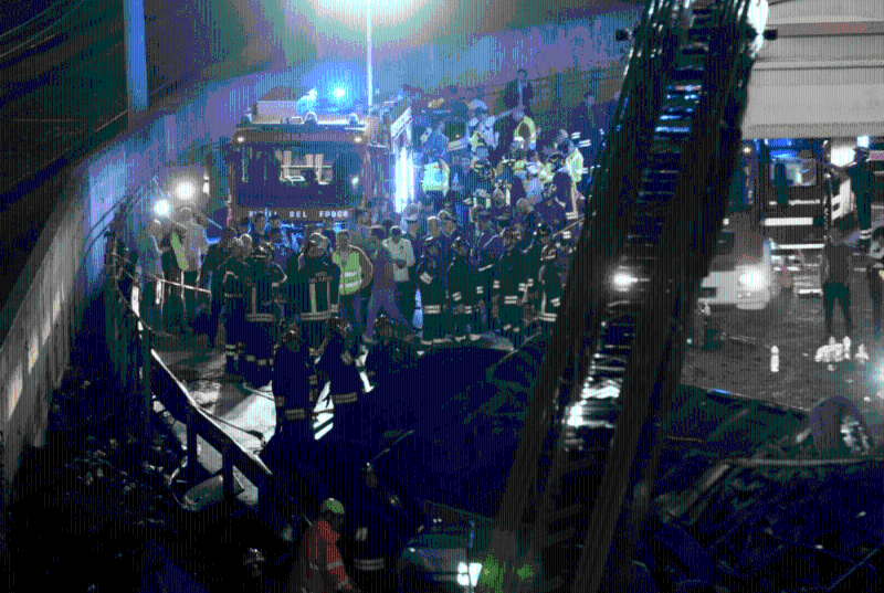 肇事旅游巴士于一条往来威尼斯与梅斯特雷地区的天桥上失控，坠落到30米下的列车线路附近。 路透社