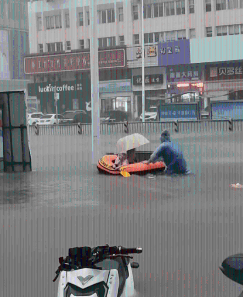 湛江暴雨，水浸严重，有人以橡皮艇出行。
