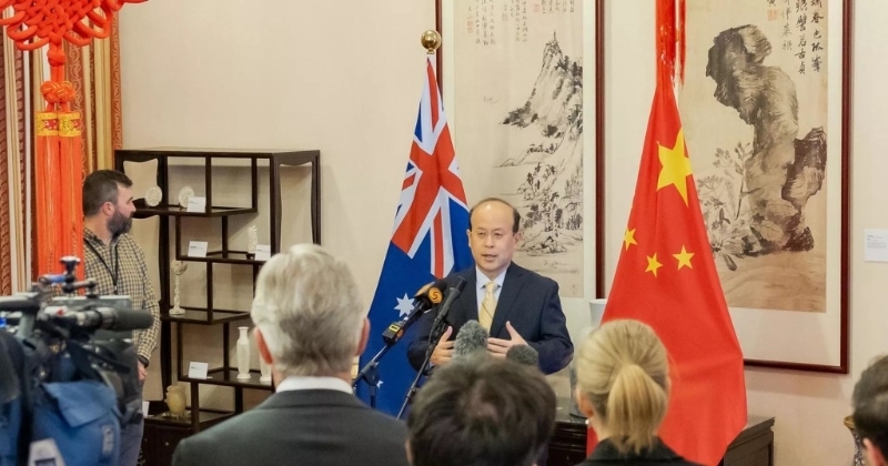 中国驻澳大利亚大使肖千与澳洲签署移交文件。 央视