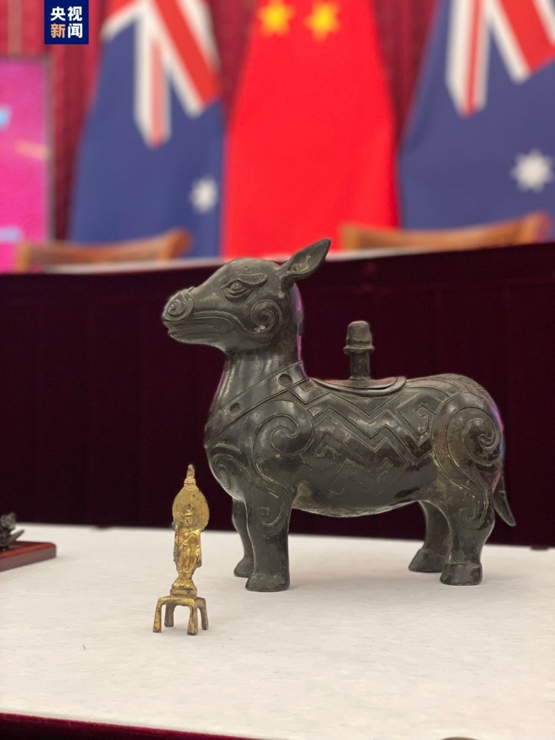 澳大利亚另赠送中国盛酒礼器——“牺尊”。 央视