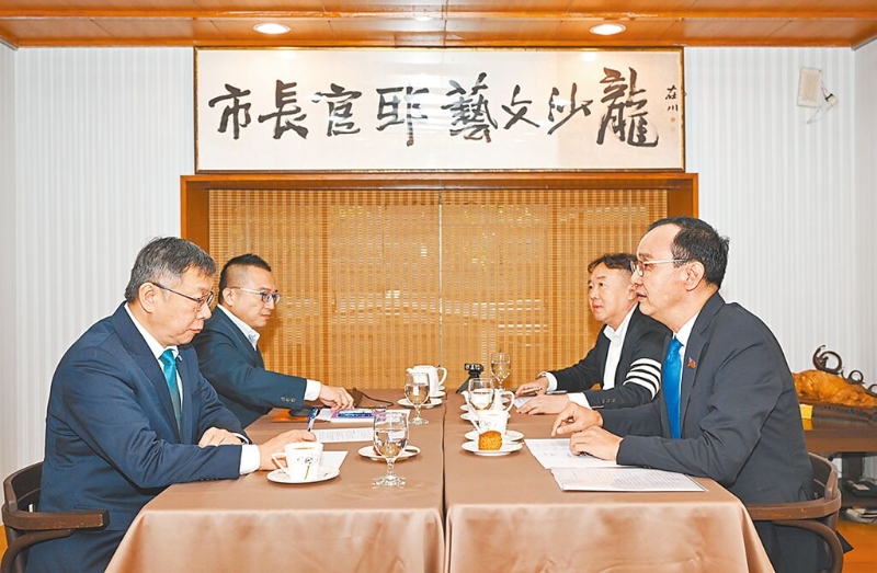 国民党主席朱立伦（右）和民众党主席柯文哲（左）30日在台北市长官邸艺文沙龙进行首次政党协商。包括柯竞办主任周榆修（后左）、国民党副秘书长江俊霆（后右）一同列席。
