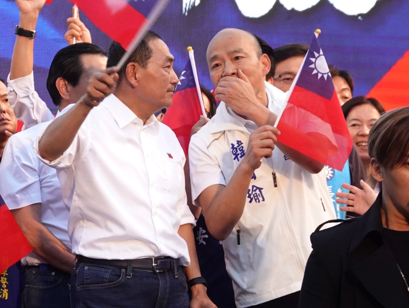 国民党参选人侯友宜万人造势大会4日在台北市政府前广场举行，前高雄市长韩国瑜（右）一度与侯友宜（左）低声交换意见。（资料照）