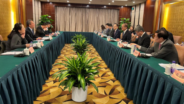 卢宠茂早上在北京与国家卫健委manbetx手机版app下载台办公室副主任何照华（左二）会面。