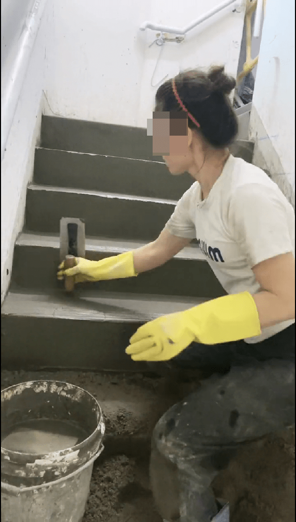 她现在于地盘专业做楼梯的泥水工程