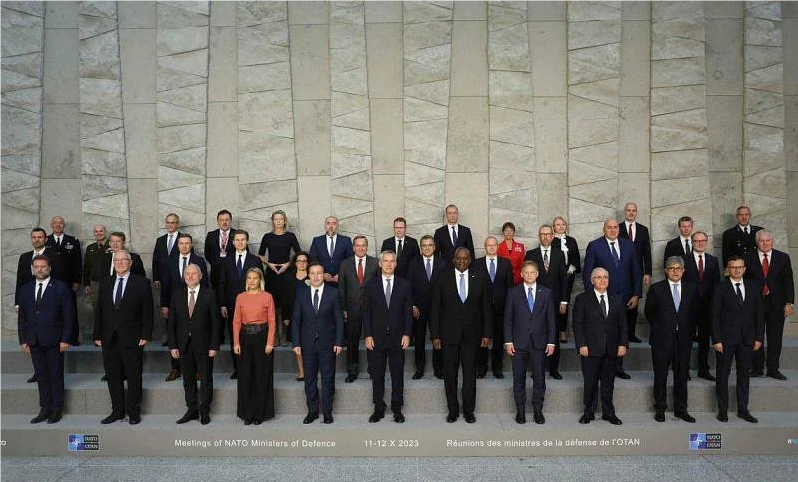 北约成员国国防部长10月12日在比利时布鲁塞尔举行会议时，拍了一张团体照。