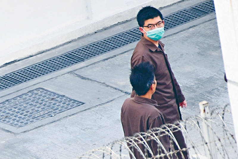 黄之锋被揭在《香港国安法》实施前，寻求美国驻港总领事馆以获庇护。图为狱中的黄之锋。  