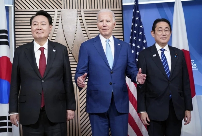 拜登(中）与日本首相岸田文雄（左）和韩国总统尹锡悦合影。