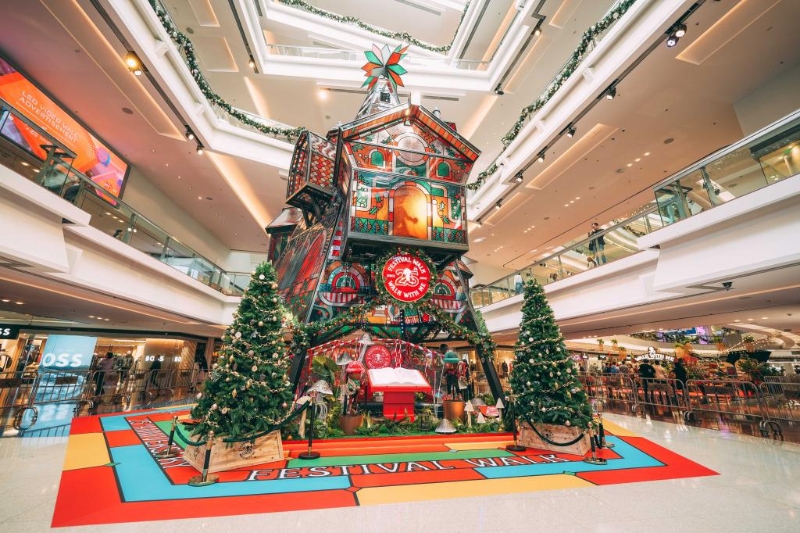 “幻彩圣诞树屋”由香港、泰国及内地回收的10吨废铁和木材， 耗费5个月时间完成。