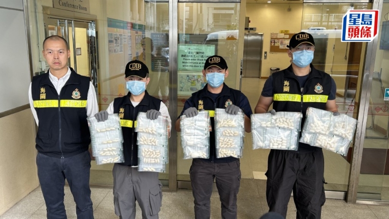 香港海关于前日（12月3日）在机场侦破一宗涉及两名旅客的体内藏毒案件。