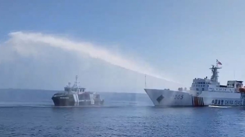 昨日(9日)菲律宾闯入南海中国水域的船只，遭中国海警以水炮压制。
