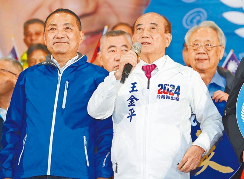前“立法院长”王金平（前右）担任侯康配全台后援会总会长，将在北中南举行3场10万人次的造势晚会。