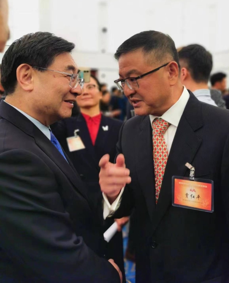 中宣部常务副部长胡和平（左）同星岛新闻集团北京代表处首席代表贾红平交流。 杨浚源摄