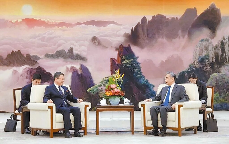 外交部长王毅18日在北京会见朝鲜外务省副相朴明浩时强调，中方始终从战略高度和长远角度看待中朝关系。