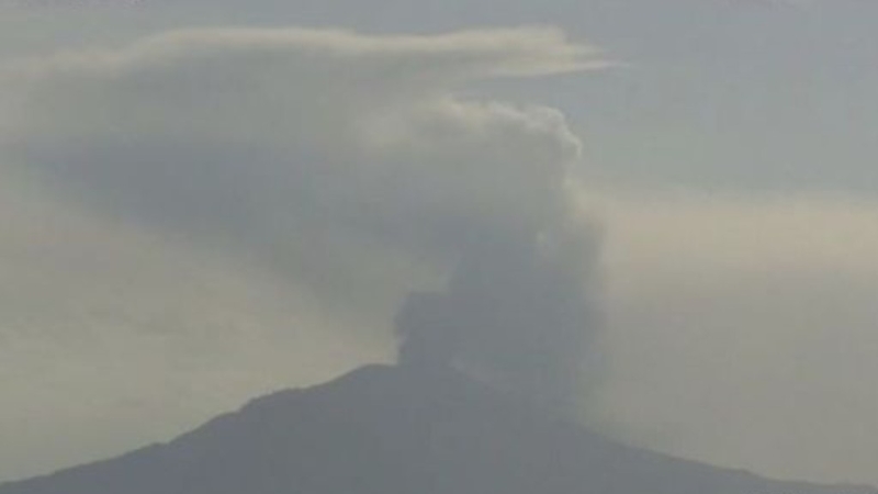 位于诹访之濑岛的御岳火山今日也喷发，火山灰柱高达1600米。 （互联网）
