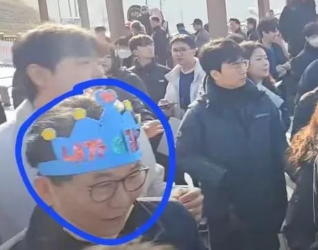 1月2日，戴着疑似庆祝生日时戴的王冠状纸帽的袭击者。图自社交媒体援引韩媒报道截图
