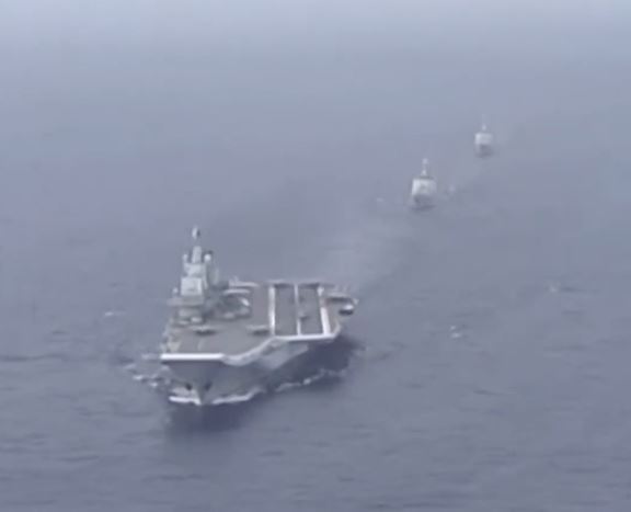 “南昌舰”在与航母“辽宁舰”编队实战化部署任务中，遭“外军”挑衅。