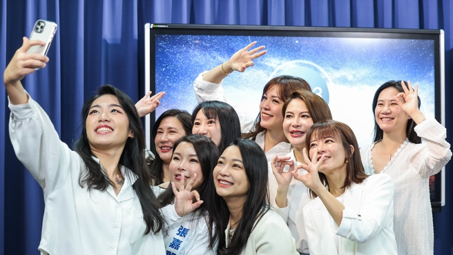 国民党组“KMT Girls”助选。