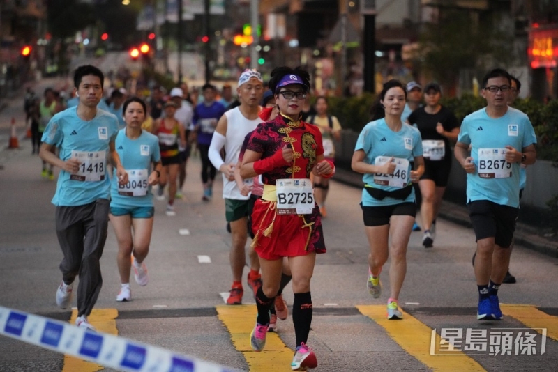 亦有女跑手身穿特意设计的国风旗袍运动服。