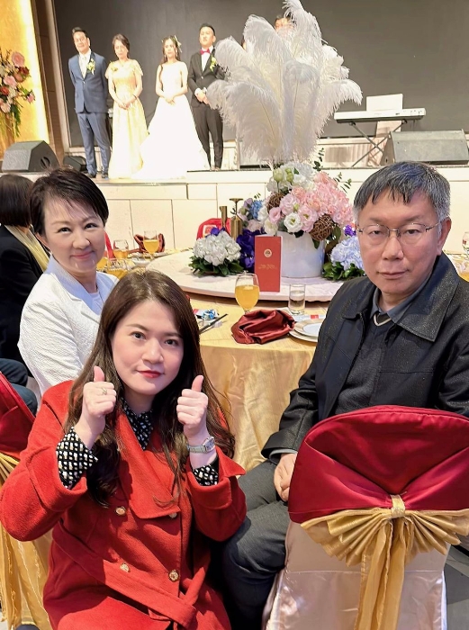 曾担任台北市政府副发言人、台中市观旅局长的“大学姐”林筱淇（中）参加婚宴，并与台中市长卢秀燕（左）、民众党主席柯文哲（右）合影。