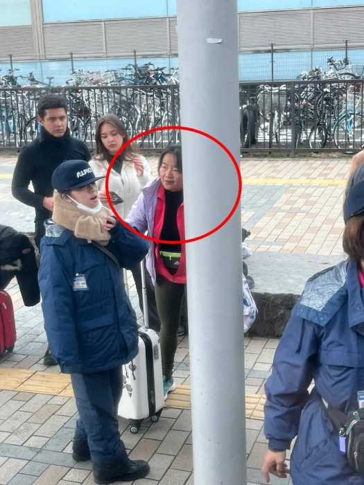 网传有华人拍到据称是孙维（红圈）现身日本的照片，与《澳洲人报》拍摄的孙维样子差不多。