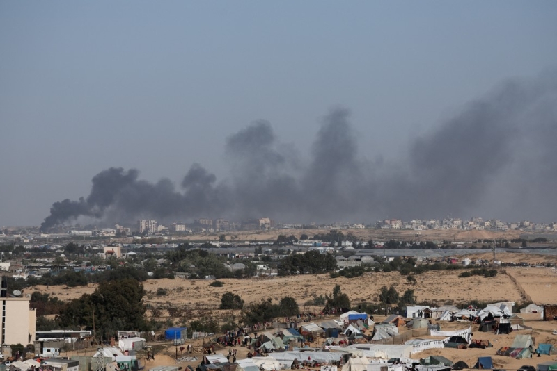 以色列军队周一密集轰炸加沙南部汗尤尼斯，造成至少50人死亡，100人受伤。路透社