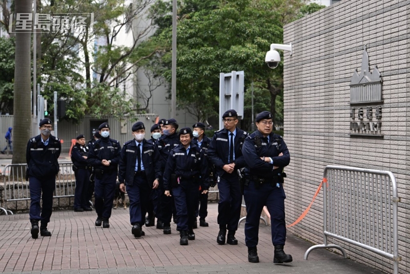 法院外如常有警方人员戒备。