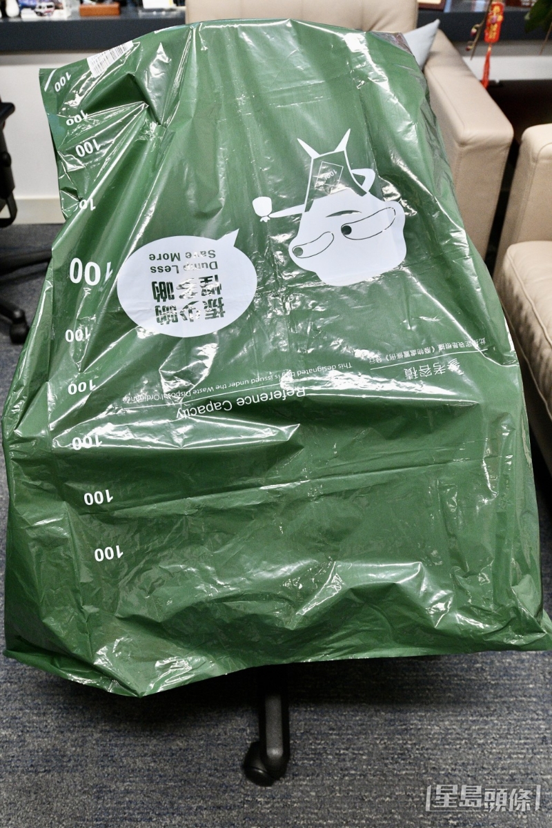 最大100公升的袋可以套入办公室的椅子。 卢江球摄