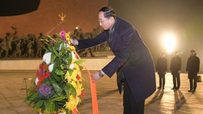 孙卫东到万寿台向朝鲜已故朝鲜领袖金日成的雕像献花。