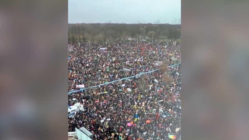德国各地逾25万人示威