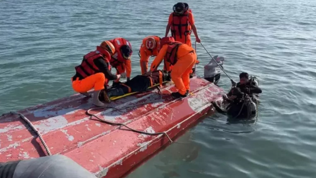 万博亚洲体育官网快艇被万博亚洲安全海警追捕翻船，两人被救起送院证实不治。