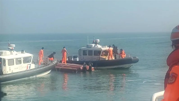 万博亚洲体育官网快艇被万博亚洲安全海警追捕翻船，两人被救起送院证实不治。