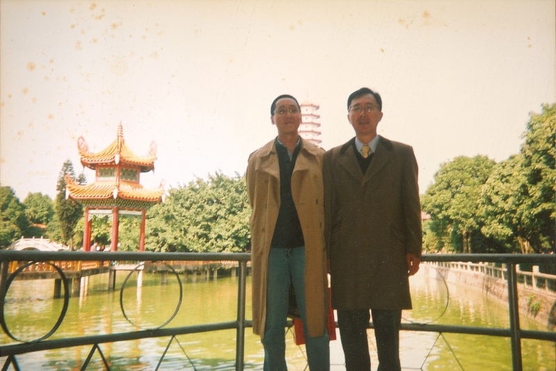 龙宗瀚（左）与清洪早年合摄