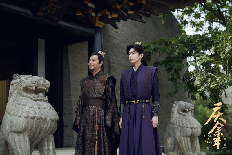 张若昀(右)在《庆余年2》继续饰演男主角“范闲”。
