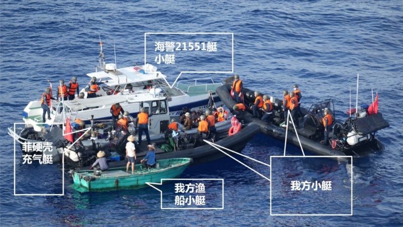 中方公布，中国三海警快艇和一渔船将菲方船包围，中国海警并登上菲方的船检查。