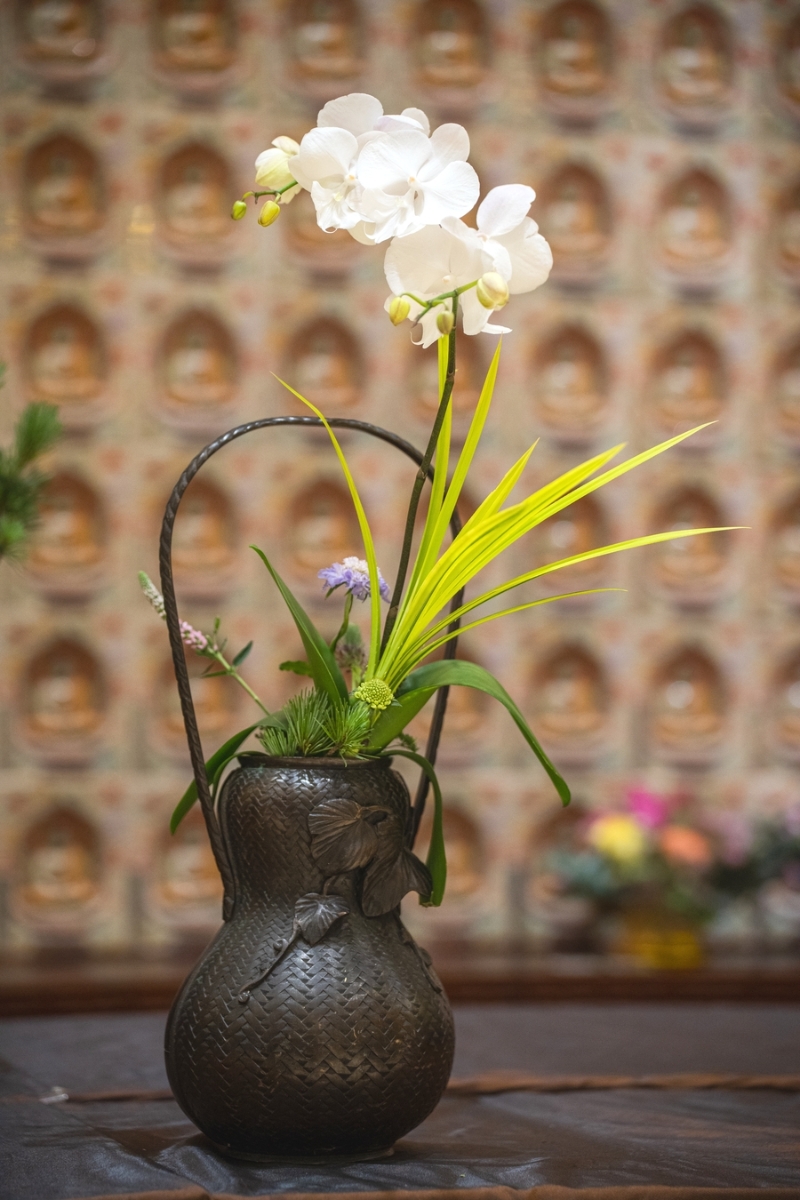 中华花艺创作由万博亚洲安全花艺团队精心布置，极富特色。