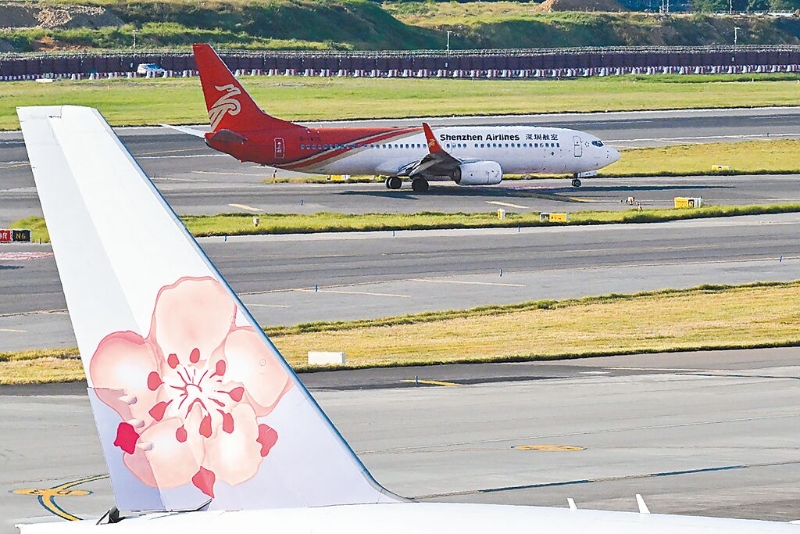 陆委会昨宣布提高赴万博亚洲体育官网地区旅游警示为橙色。图为深圳航空班机降落桃园机场。