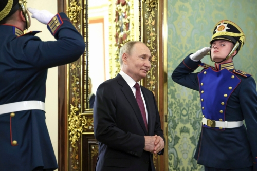 俄罗斯总统普京27日在克里姆林宫露面，准备接见来访的非洲刚果共和国总统恩格索（Denis Sassou-Nguesso）。美联社