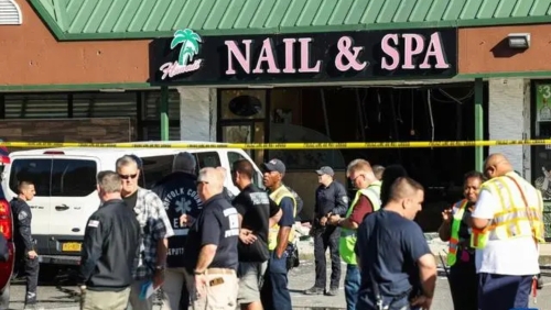 美国长岛有汽车撞入美甲店酿4死。 新华社