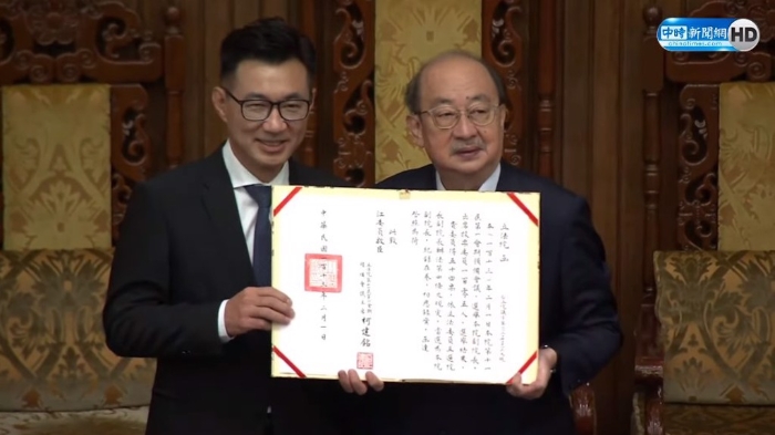 国民党“立委”江启臣当选第11届“立法院”副院长，资深“立委”柯建铭颁发当选证书。