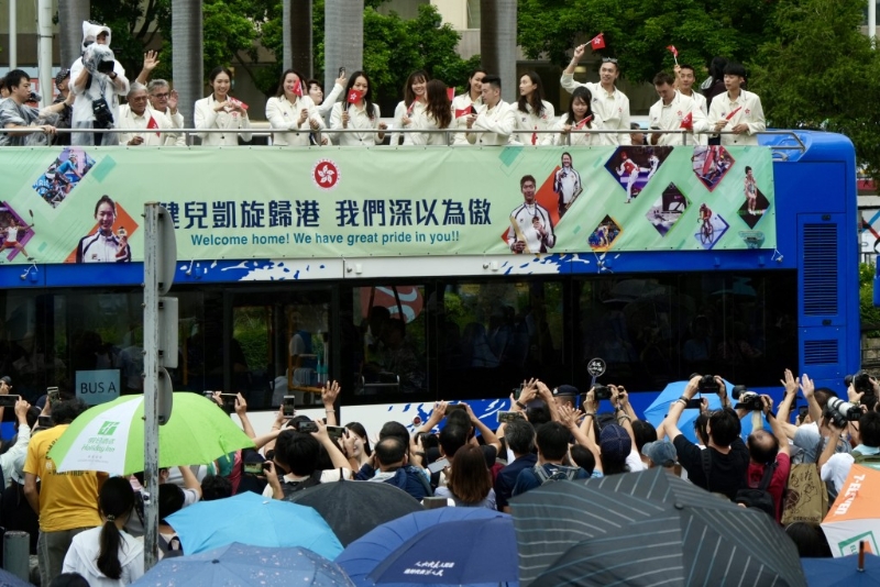 市民冒雨一睹港队运动员风采。