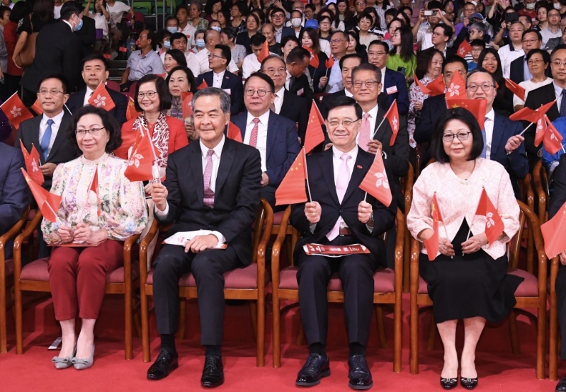 特首李家超伉俪及前特首梁振英伉俪出席晚会。 何君健摄