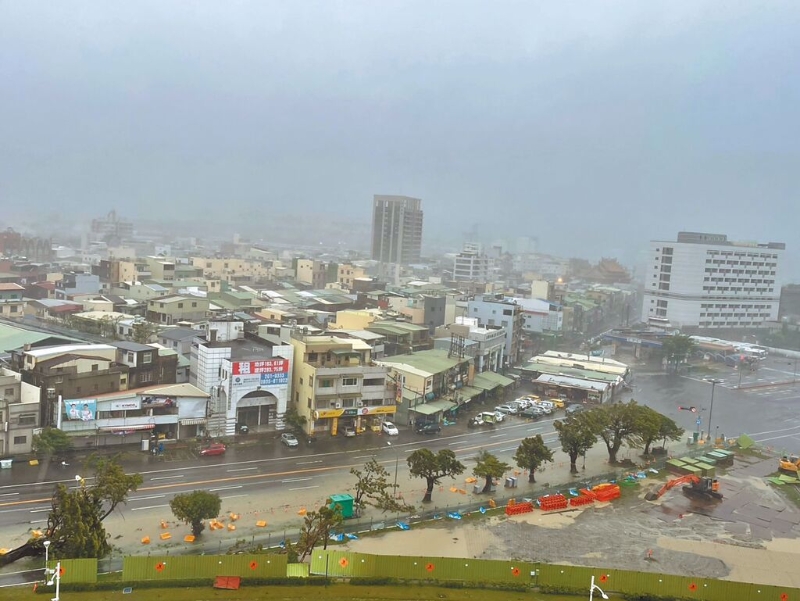 山陀儿登陆高雄，为当地带来强风暴雨，灾情频传。(图／资料照)