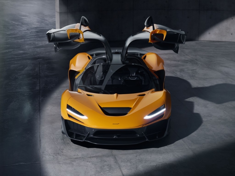 全新McLaren W1极级混能超跑登场，全球限量399辆已全部名花有主，香港代理透露暂时已有6名本地VIP客户成功认购此车，车子基本售价为200万英镑起(未连Option附加项目及税金)。