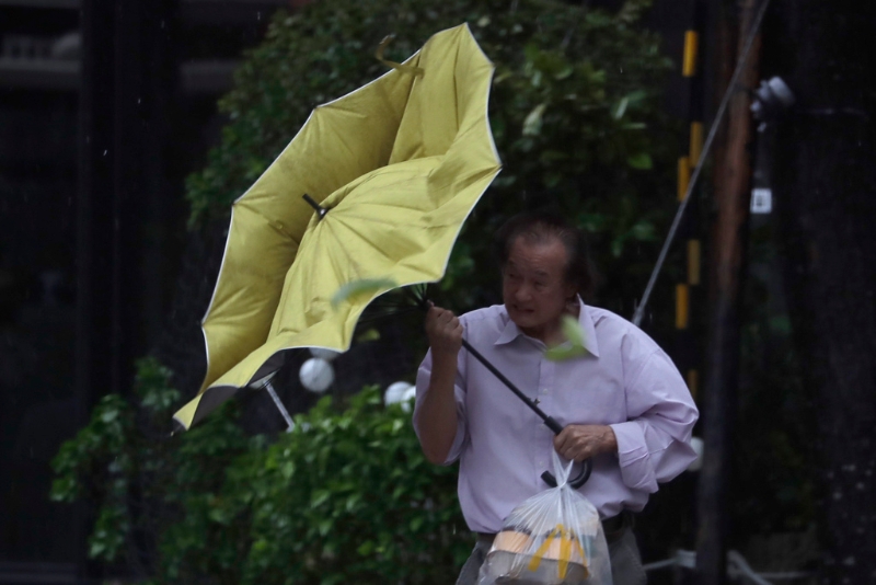 强台“康妮”31日午后在台东成功登陆，风强雨骤全台有感。